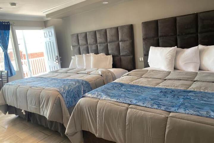 2 Queen Beds (1 of 9)