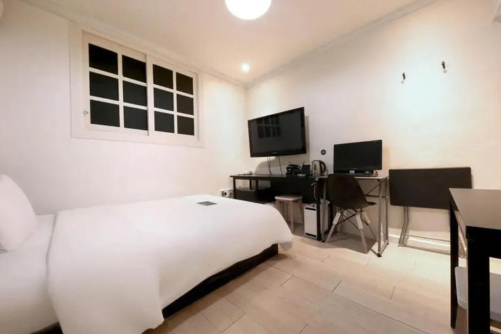 Room 5 of 15