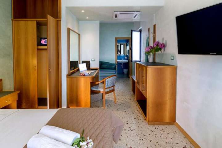 Room 16 of 39