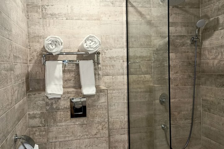 Room 33 of 76