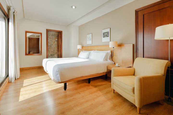 Room 10 of 42
