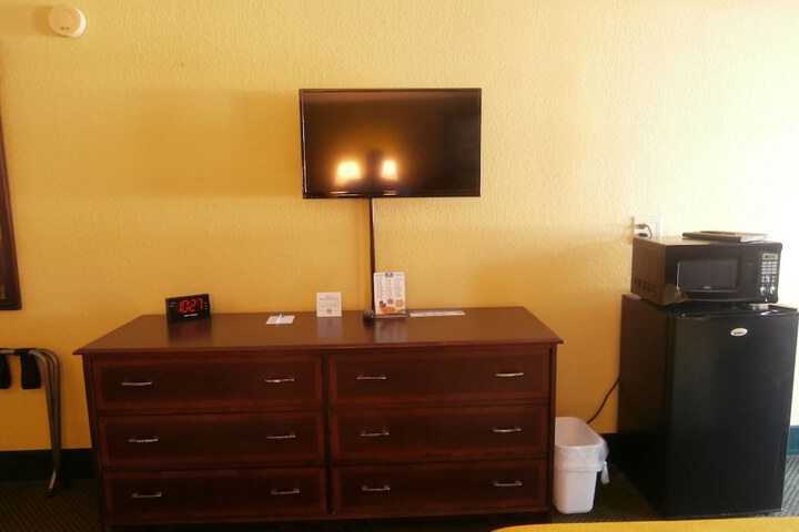 1 King Bed (1 of 28)