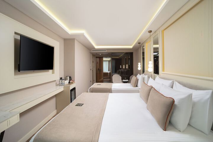 Room 12 of 16
