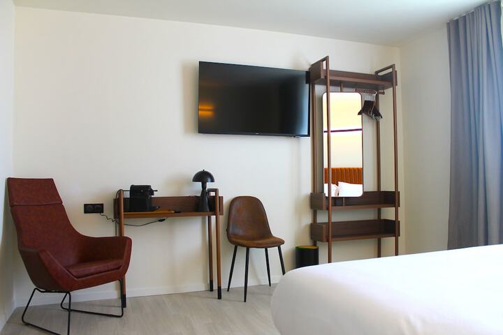 Room 10 of 30