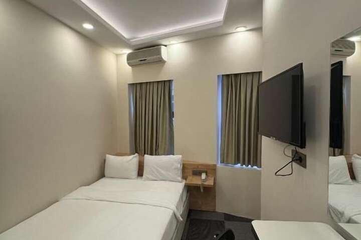 Room 27 of 69