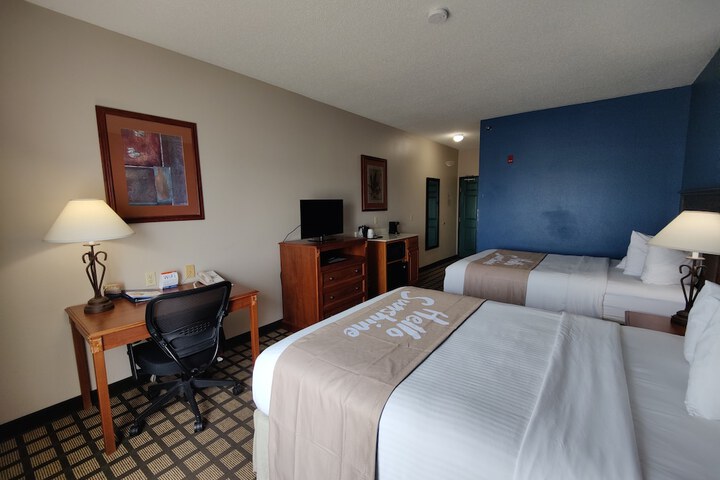 2 Queen Beds (17 of 32)