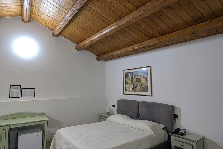 Room 7 of 33