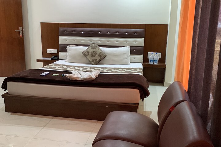 Room 4 of 7