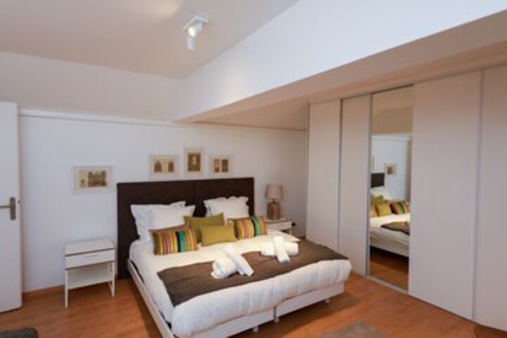 Room 10 of 16