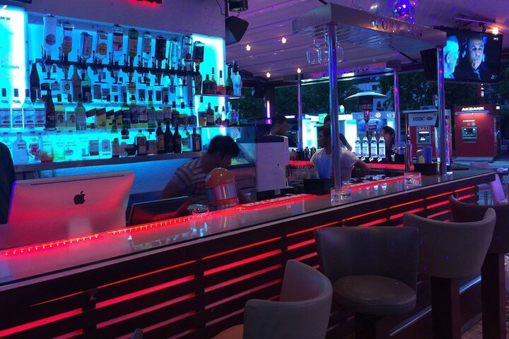 Lounge 14 of 20