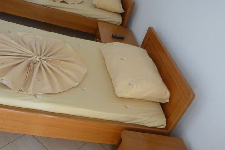 Room 5 of 33