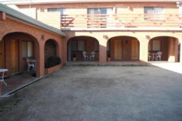 Hotel Exterior 7 of 144