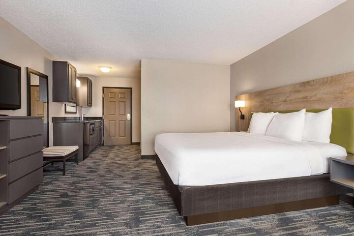 1 King Bed Accessible (14 of 15)