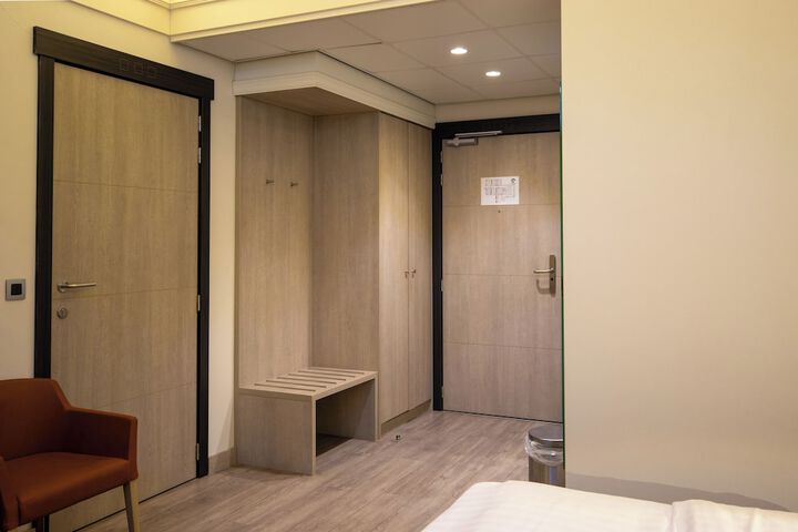 Room 13 of 32