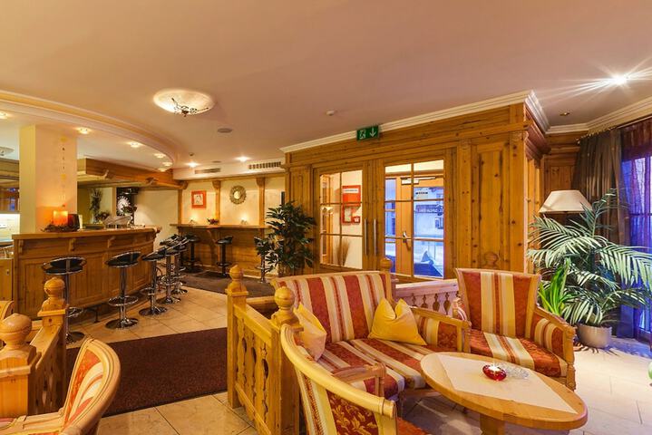 Lounge 62 of 76