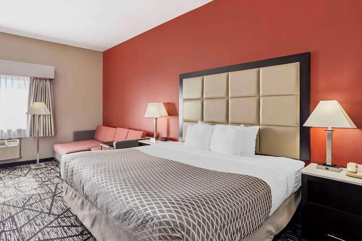 1 Queen Bed Pet Friendly Room Work Desk Sofa Microwave and Refrigerator WiFi Full Breakfast (21 of 31)