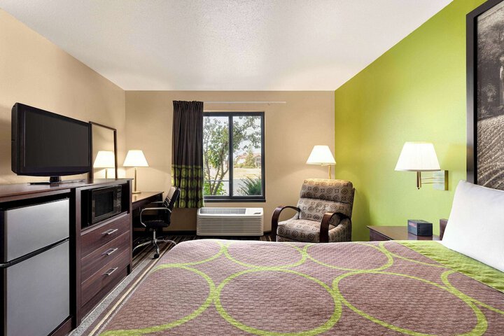 1 Queen Bed (9 of 24)