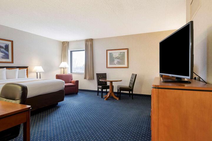 1 King Bed (6 of 6)