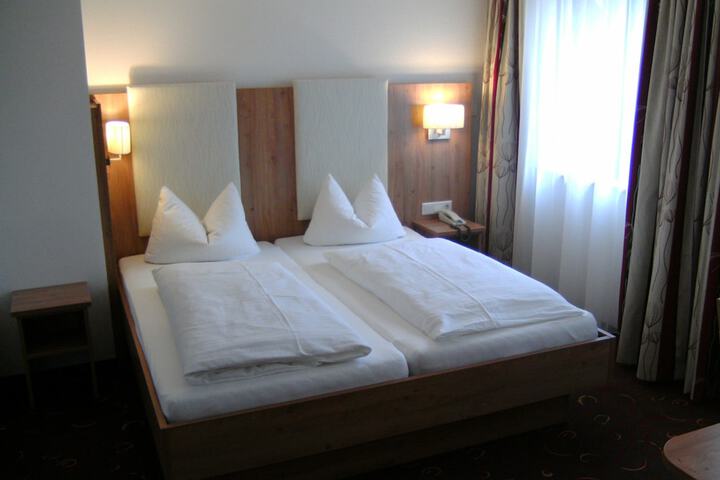 Room 4 of 33