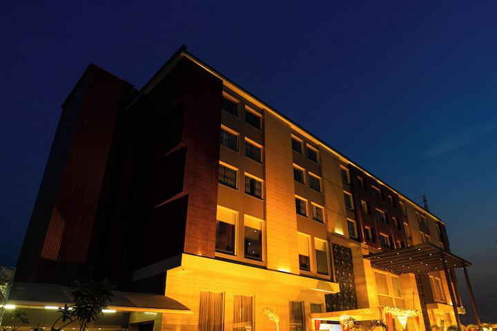 Hotel Exterior 34 of 40