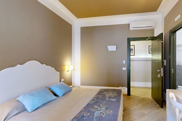 Room 65 of 210