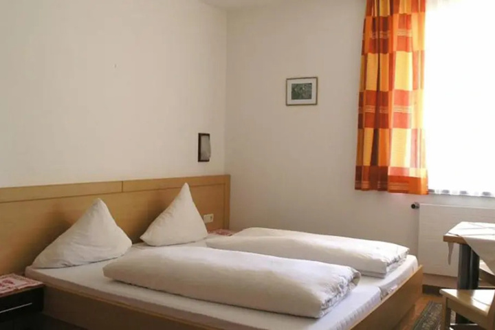 Room 7 of 10