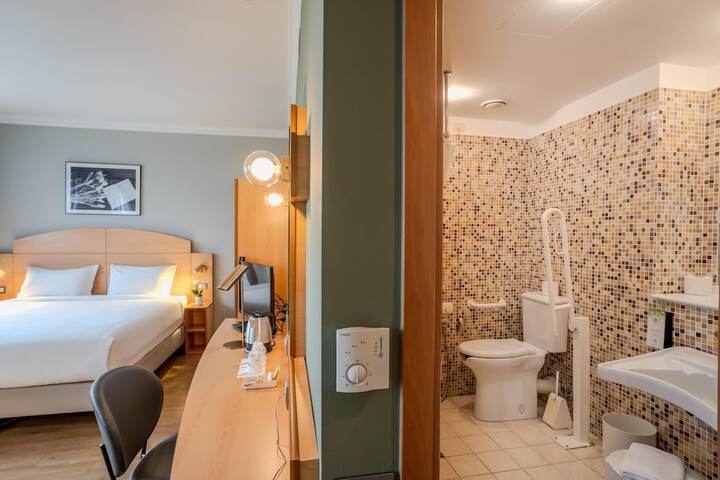 Room 43 of 74