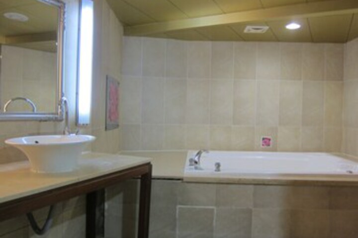 Room 2 of 91