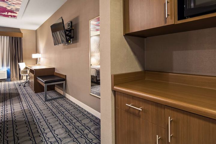 2 Queen Beds Microwave and Refrigerator WiFi Full Breakfast (21 of 22)