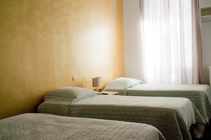 Room 4 of 28