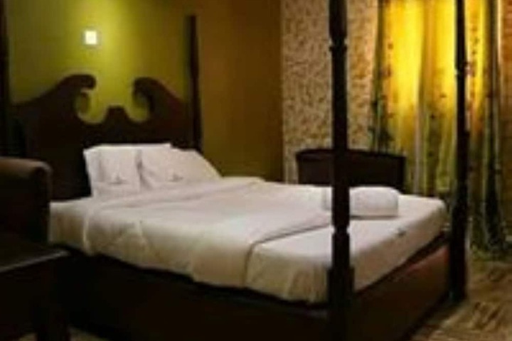 Room 4 of 32