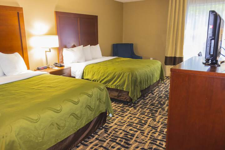 2 Queen Beds (2 of 8)