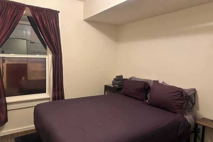 Basic Double Room 1 Queen Bed Shared Bathroom (4 of 14)