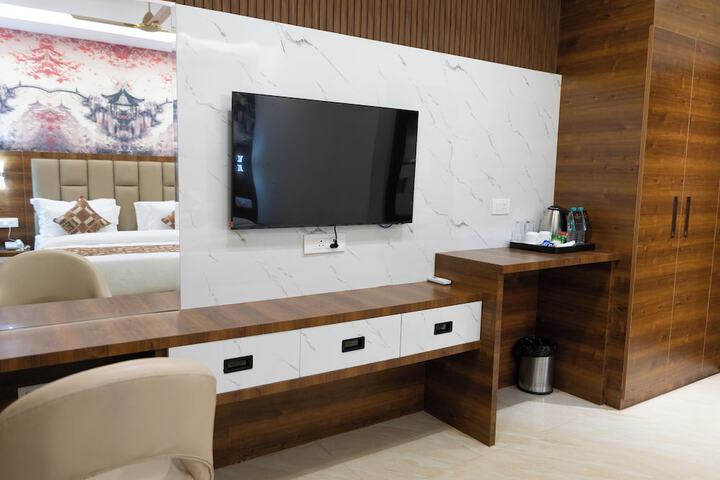 Room 4 of 18