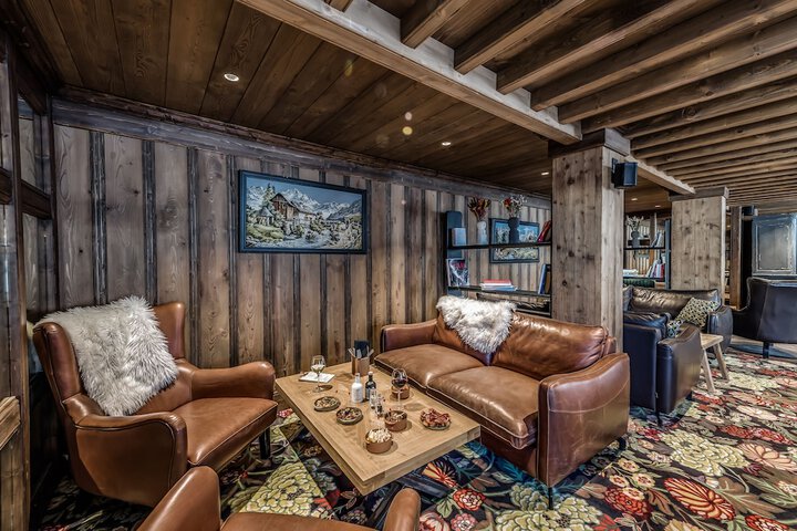 Lounge 68 of 77