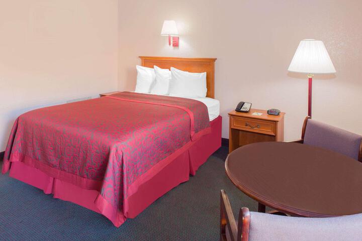 2 Queen Beds (4 of 6)