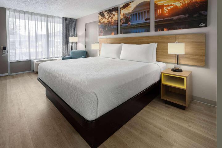 1 King Bed (2 of 13)