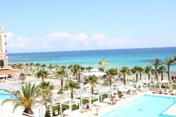 Hotel with Pool