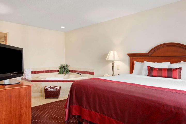 2 Queen Beds (3 of 15)