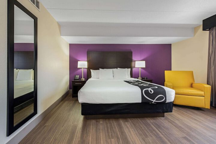 1 King Bed Mobility Hearing Impaired Accessible Room (15 of 16)
