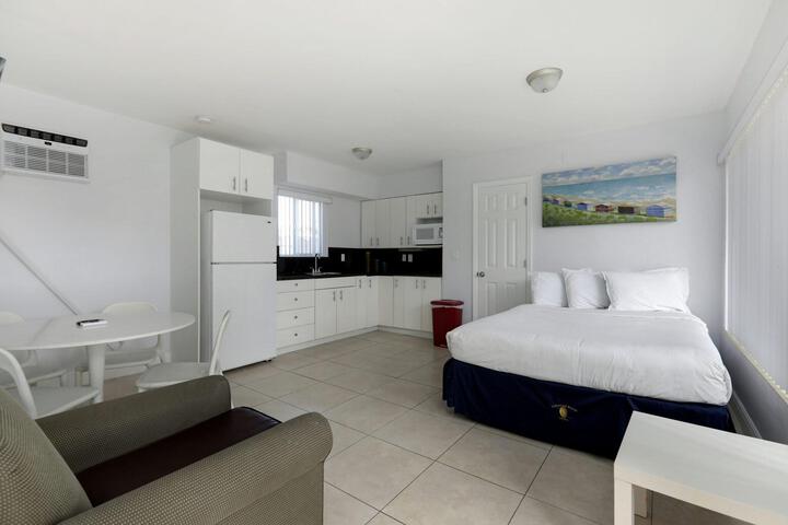 1 Bedroom Suite Queen Bed (1 of 10)