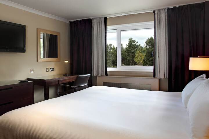 Room 6 of 80