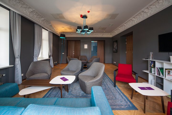 Lounge 87 of 108