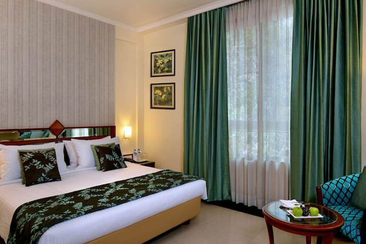 Room 4 of 16