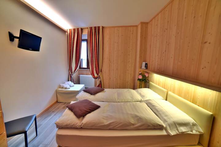 Room 8 of 90