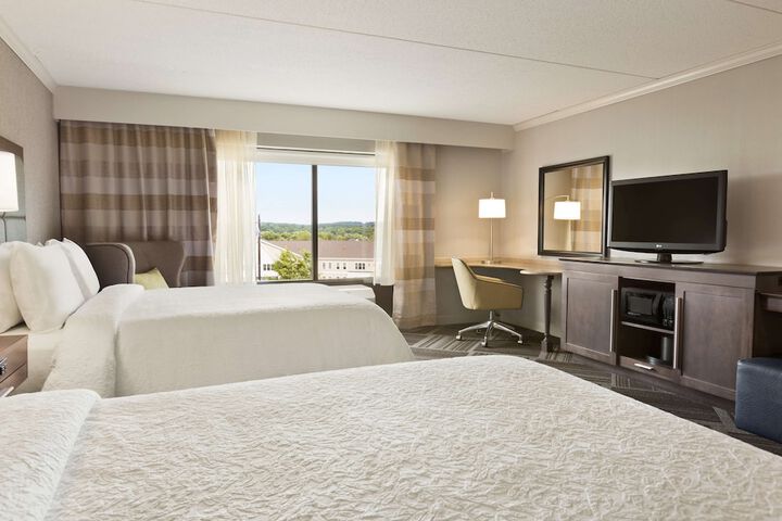 2 Queen Beds (2 of 6)
