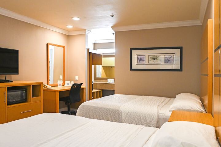 1 Queen Bed (5 of 22)