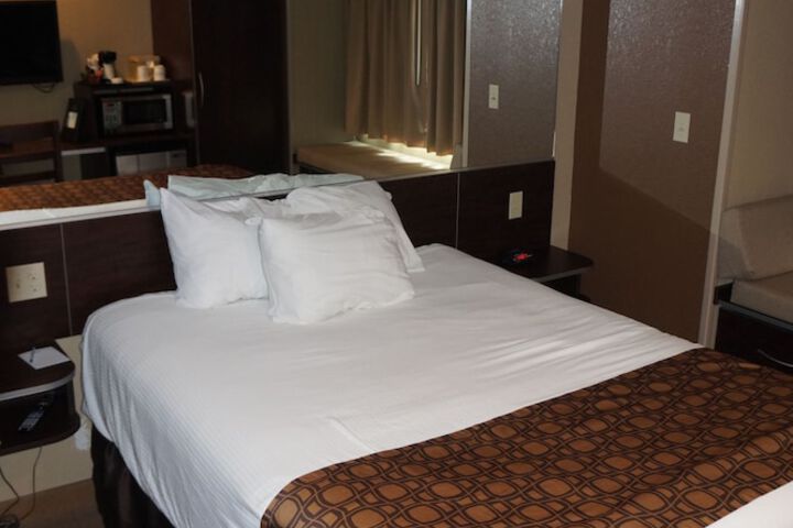 Deluxe Queen Bed (31 of 37)