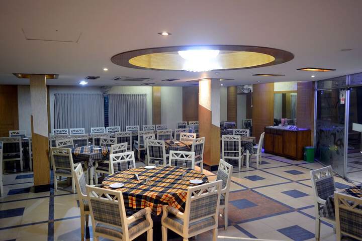 Dining 33 of 48