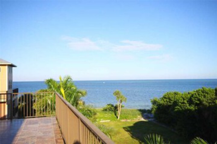 Exterior of 040-beach House Too
